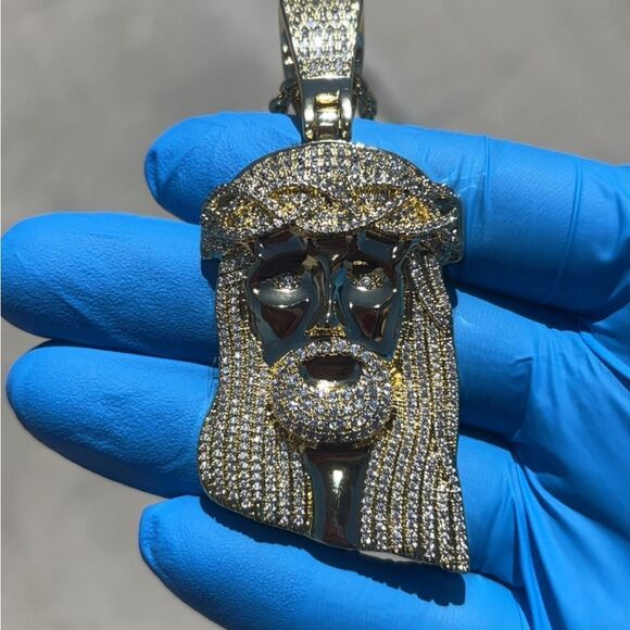 Iced Out Jesus Pendant - Picture 3 of 5